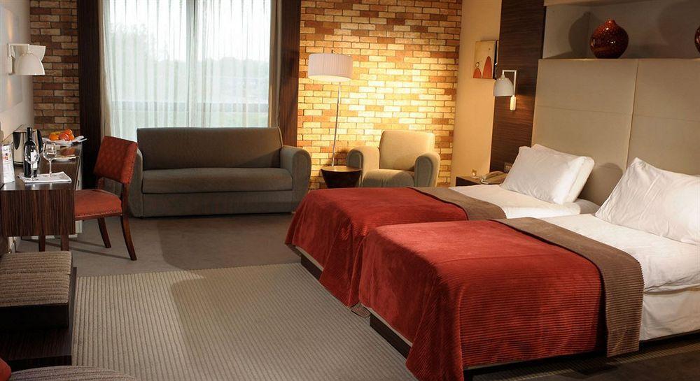 Absolute Hotel Limerick Bagian luar foto