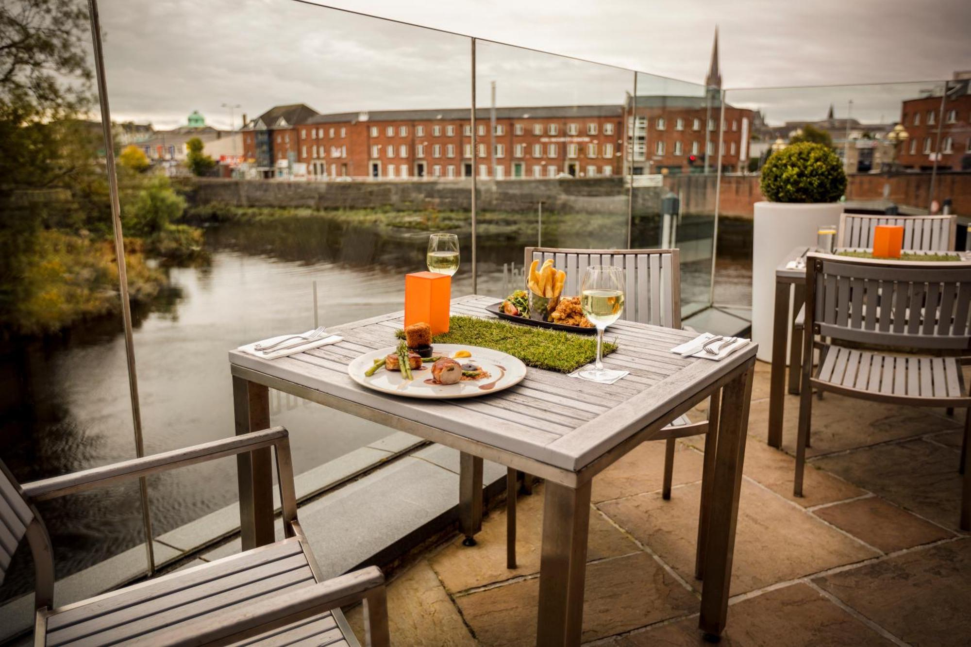 Absolute Hotel Limerick Bagian luar foto