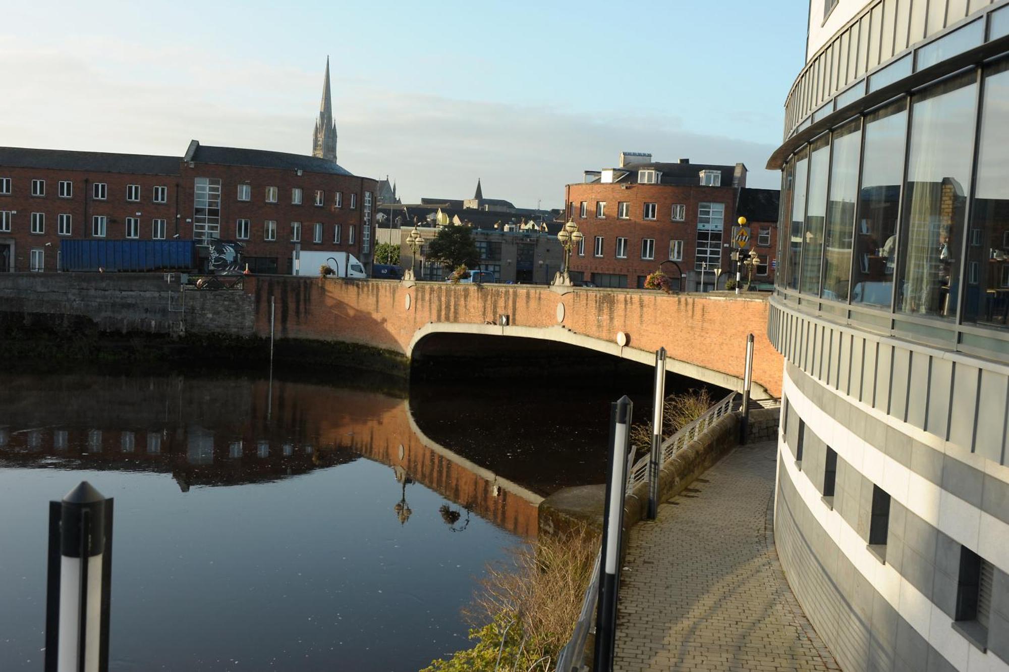 Absolute Hotel Limerick Bagian luar foto