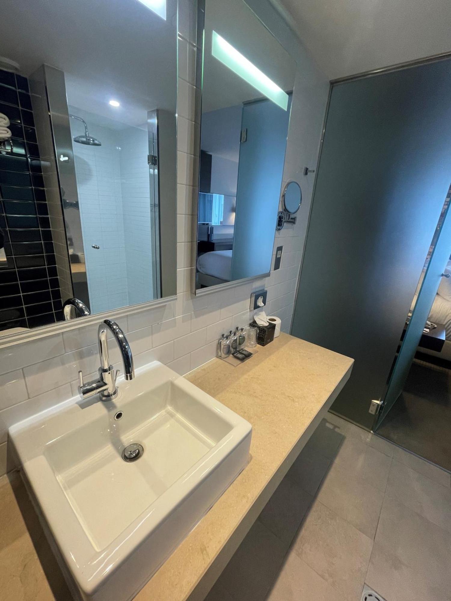 Absolute Hotel Limerick Bagian luar foto