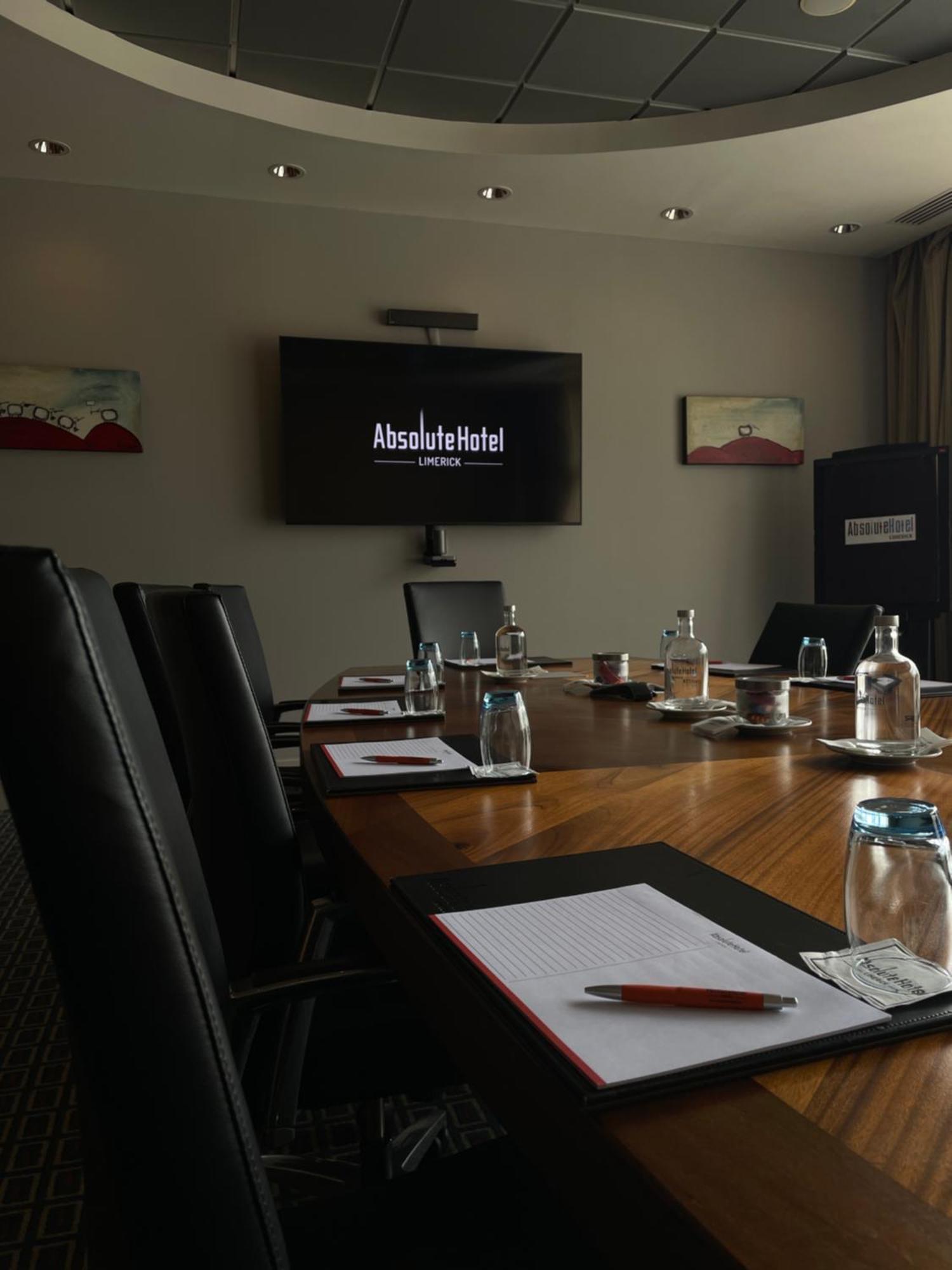 Absolute Hotel Limerick Bagian luar foto