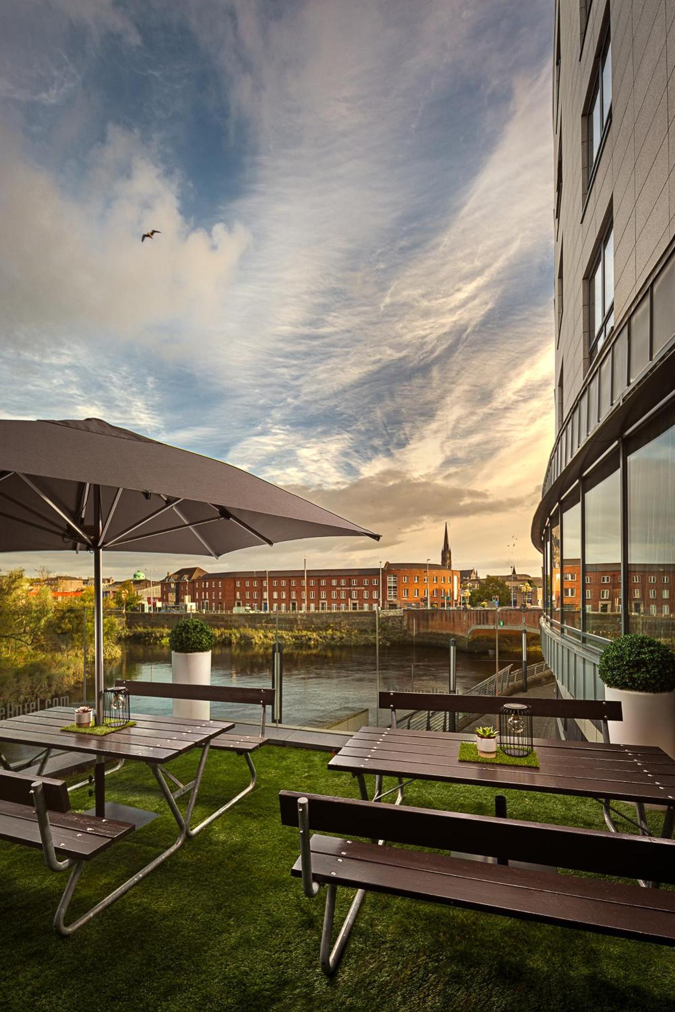 Absolute Hotel Limerick Bagian luar foto