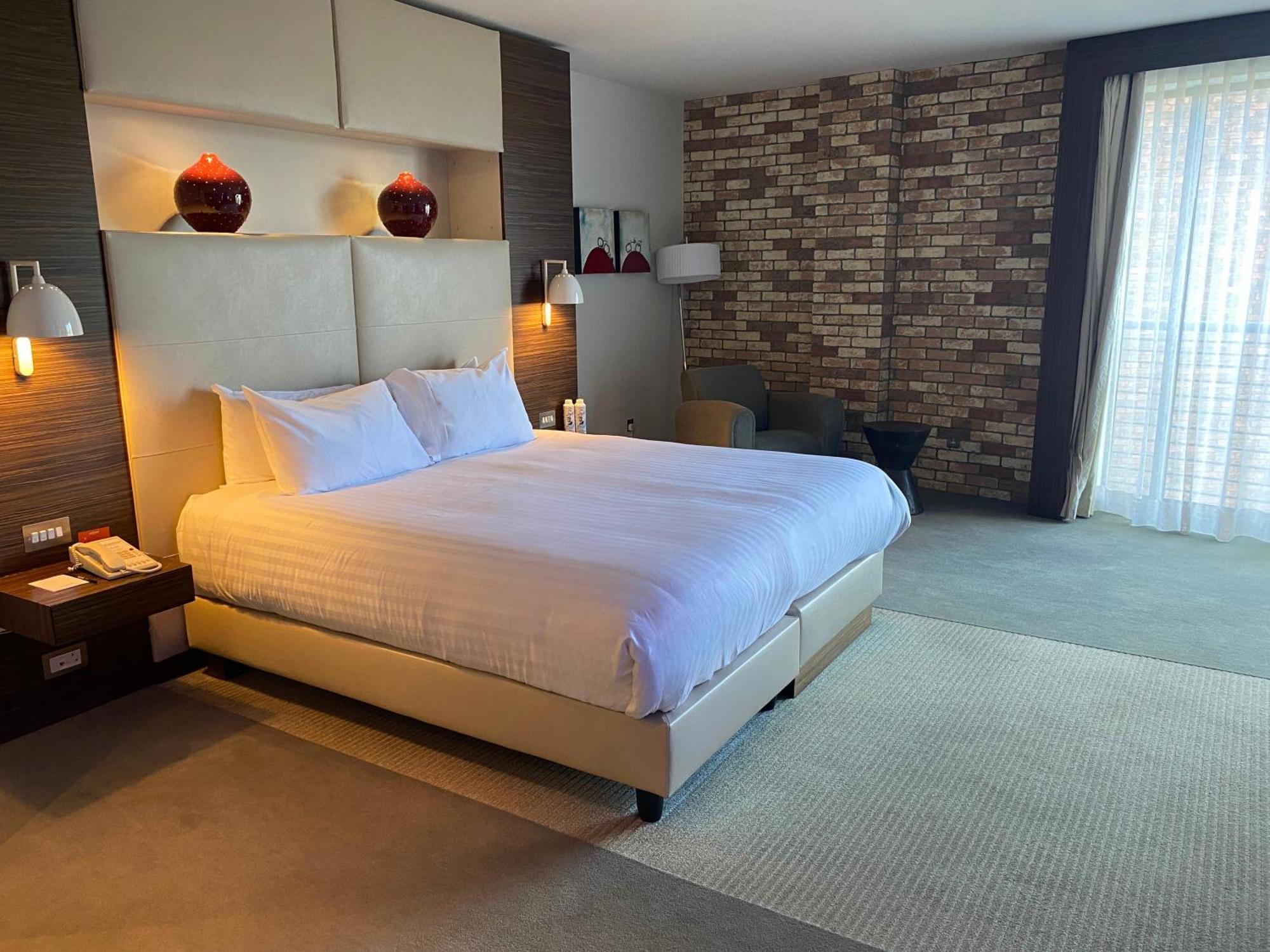 Absolute Hotel Limerick Bagian luar foto