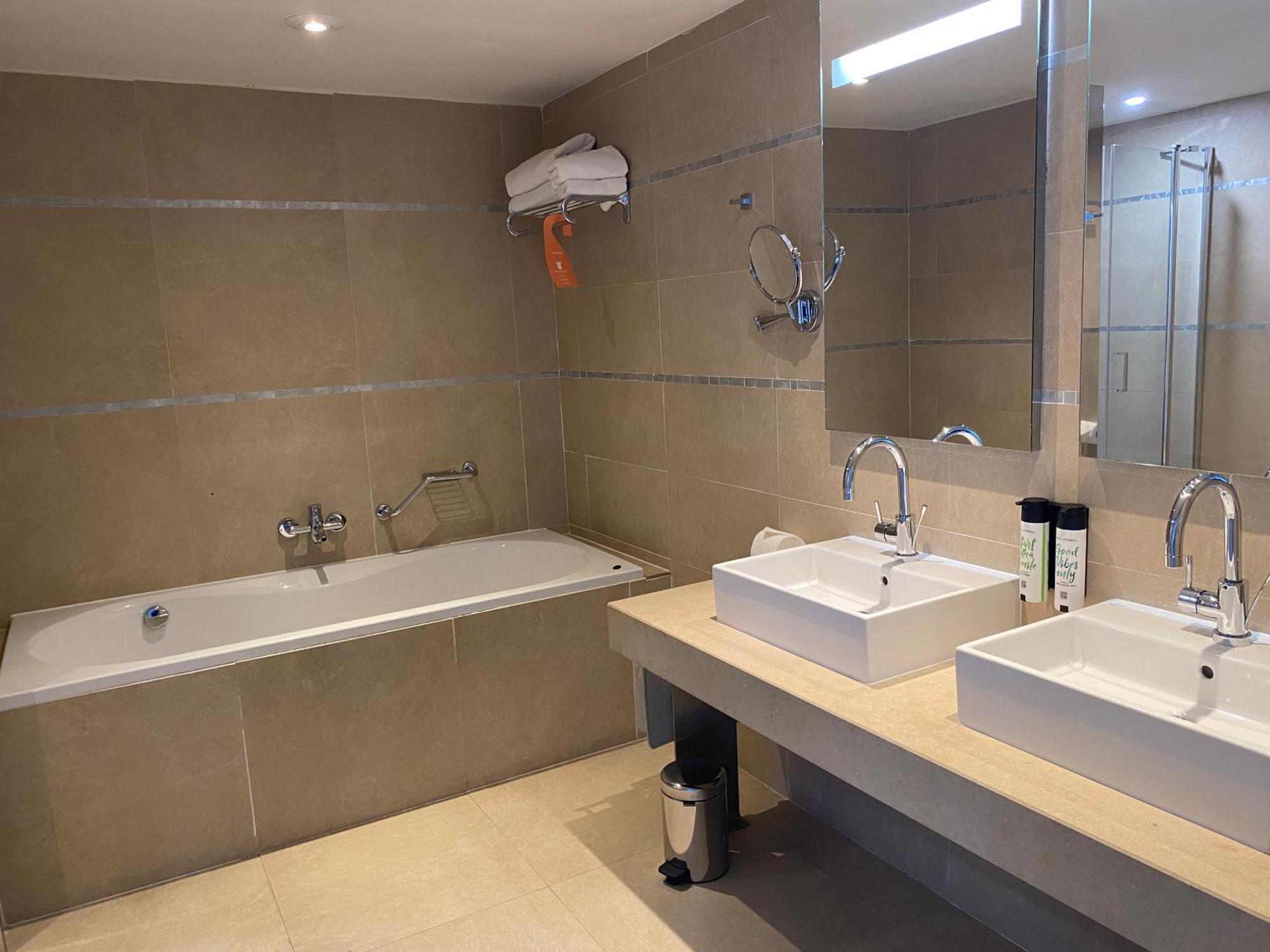 Absolute Hotel Limerick Bagian luar foto