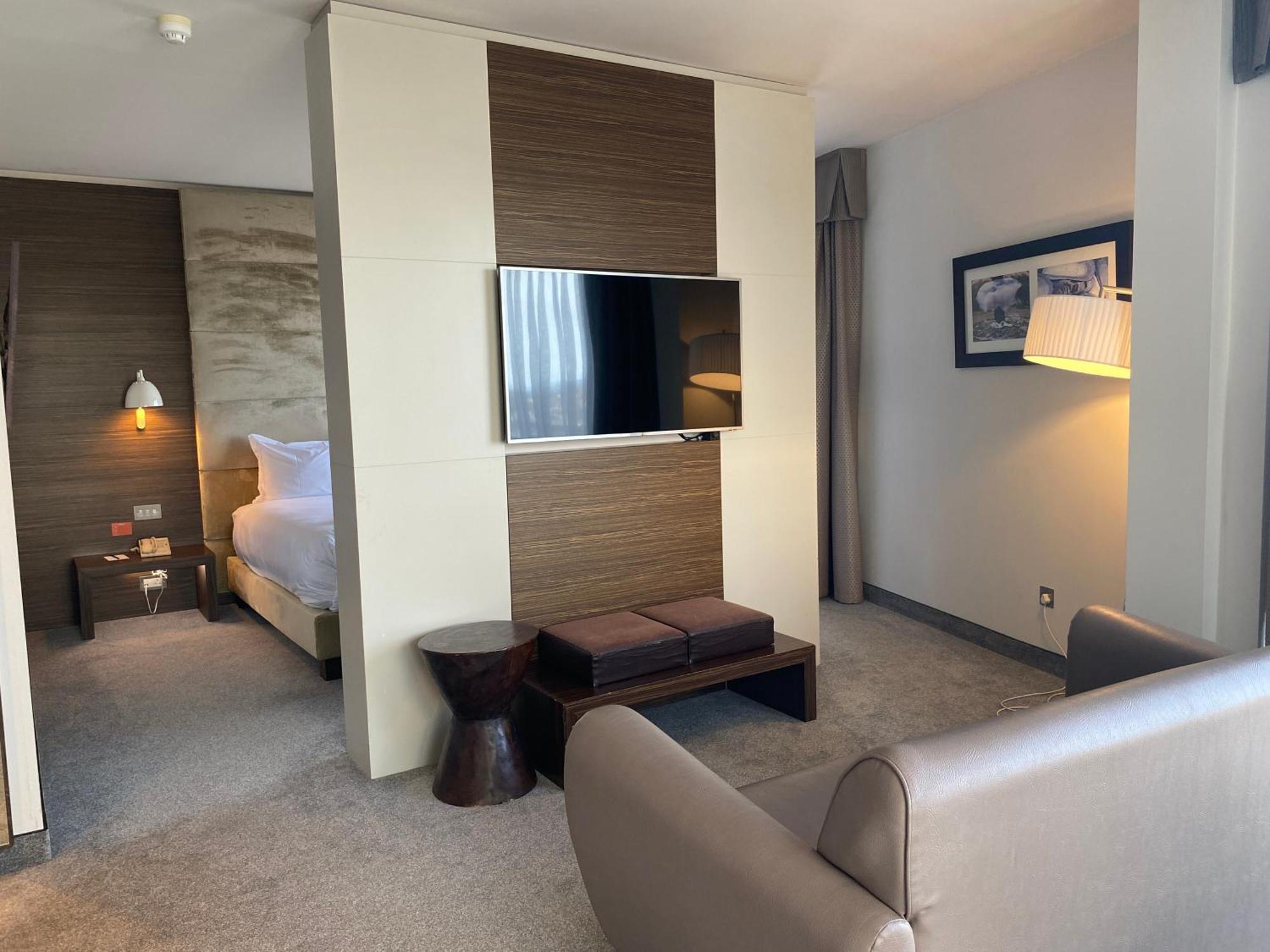 Absolute Hotel Limerick Bagian luar foto