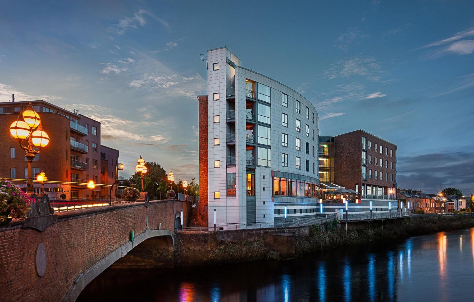 Absolute Hotel Limerick Bagian luar foto