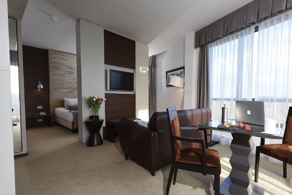 Absolute Hotel Limerick Bagian luar foto