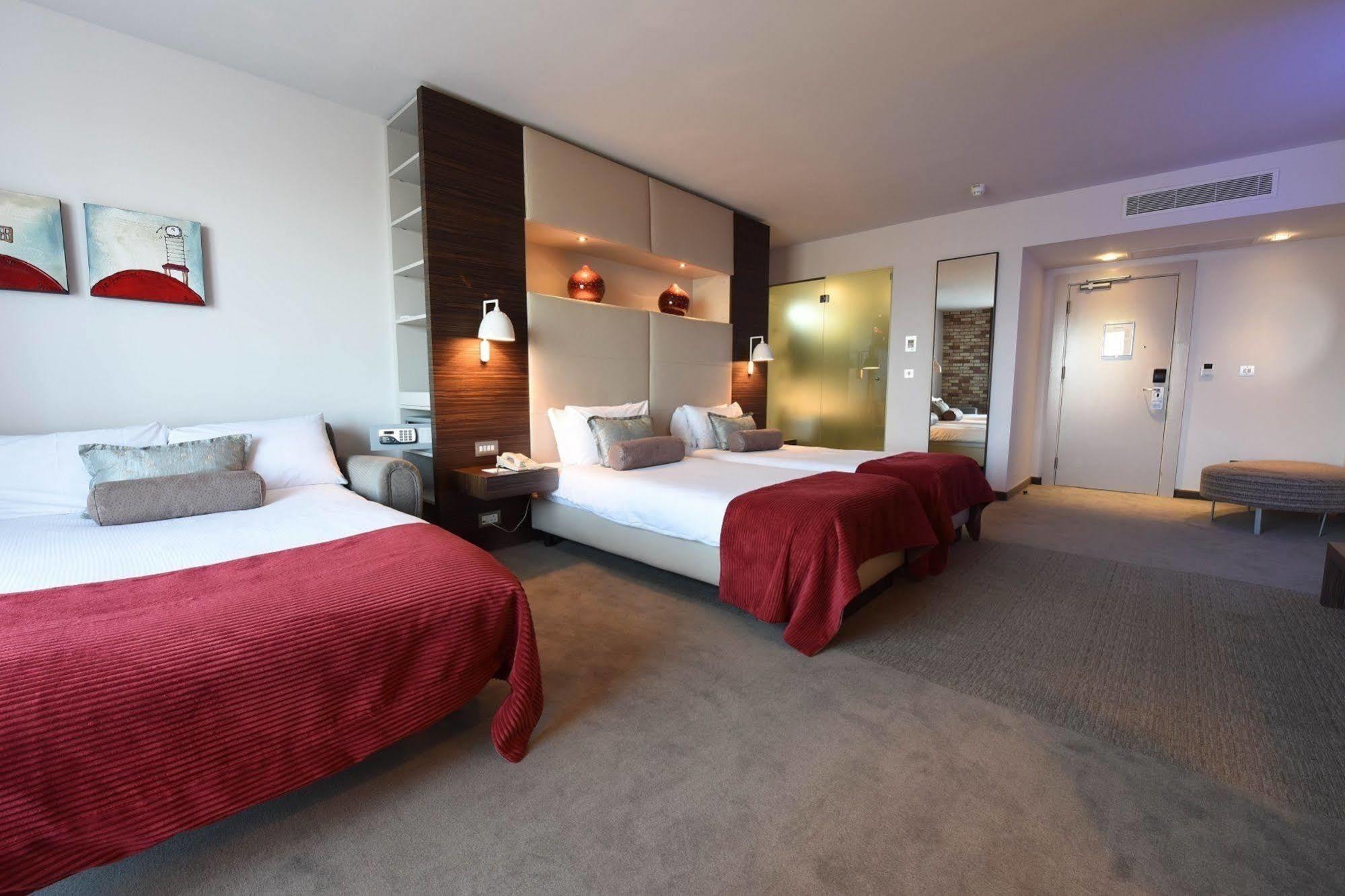 Absolute Hotel Limerick Bagian luar foto