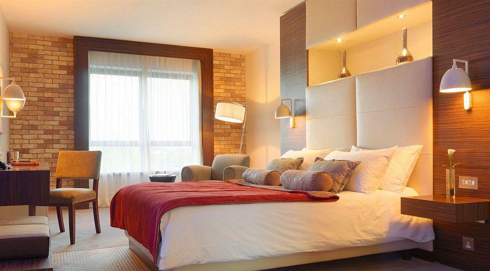 Absolute Hotel Limerick Bagian luar foto